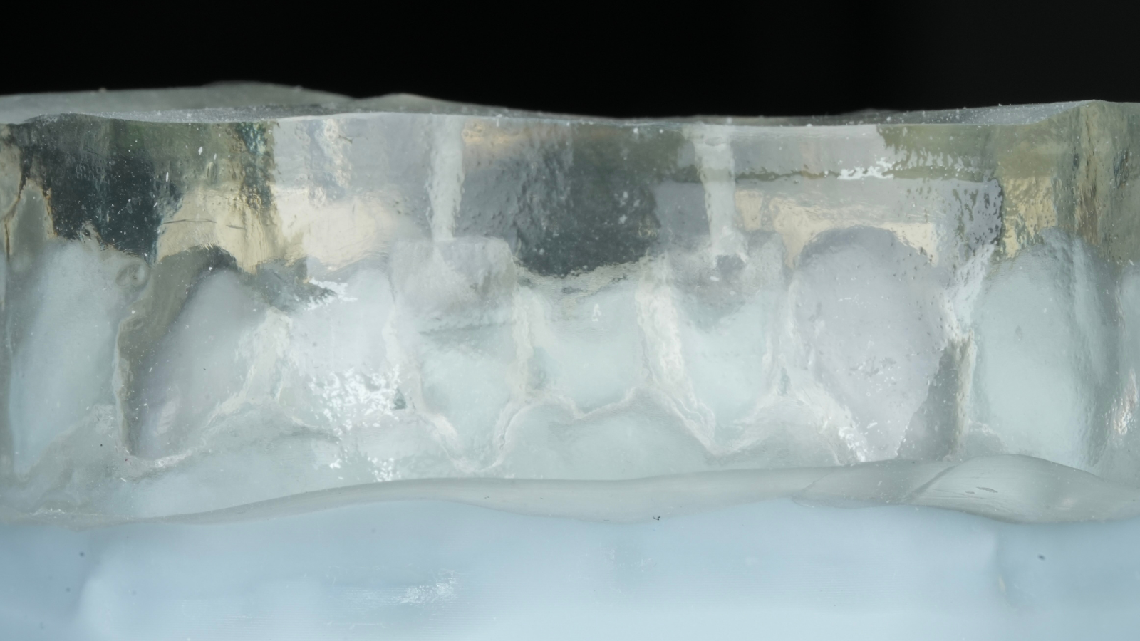 Wax-up en maken van transparante mallen met injectiekanalen.